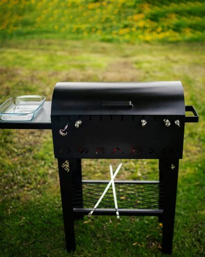 Grils ar latvju rakstiem