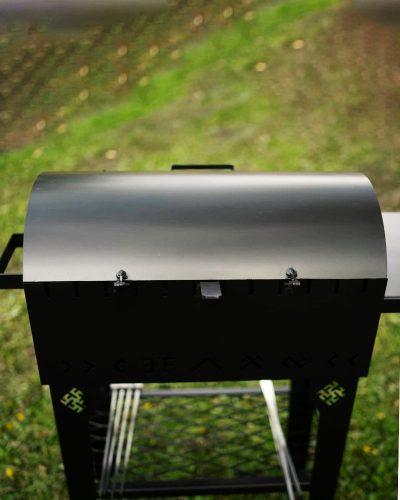 grils-ar-latvju-rakstiem-kokogles-malka Grils ar latvju rakstiem kokogles malka