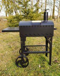 Grils ar vāku un riteņiem